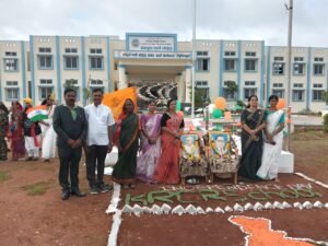 ೮೦ನೇ ಸ್ವಾತಂತ್ರ್ಯ ದಿನೋತ್ಸವದ  ಧ್ಜಜಾರೋಹಣ ನೇರವೇರಿಸಿದ ಶಾಲೆಯ ಪ್ರಾಂಶುಪಾಲ ಎಮ್,ಎಚ್, ಹಡಪದ